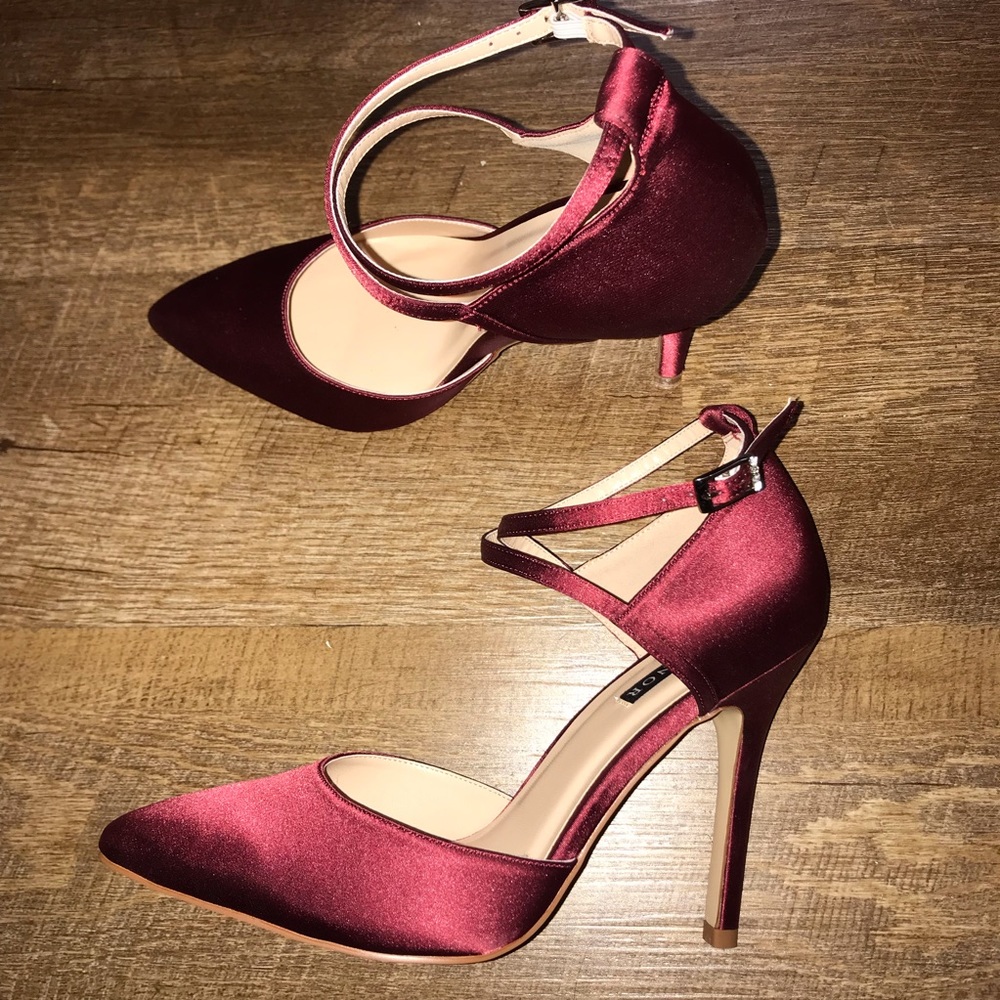 🚨MAKE OFFER🚨 Burgundy Pointed Toe Satin Heels